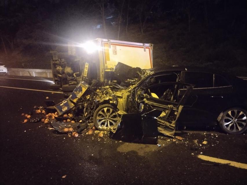 Otomobil, seyir halindeki kamyonete çarptı : 2 yaralı