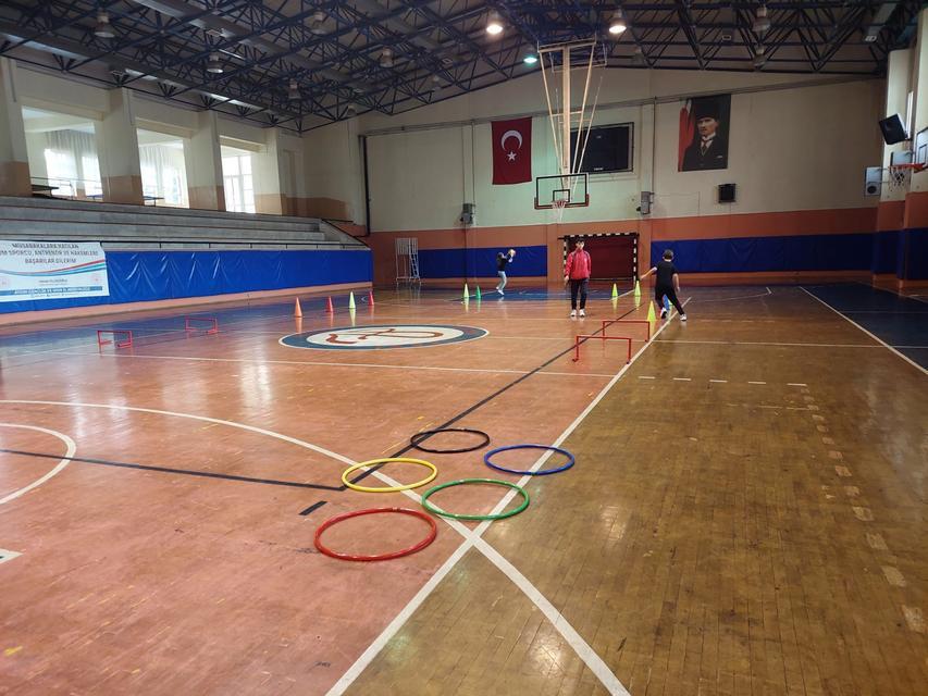 YETENEK TARAMALARI İLE GENÇLERİN POTANSİYELİ ORTAYA ÇIKIYOR GELECEĞİN SPORCULARI İÇİN ANTRENMANLAR DEVAM EDİYOR