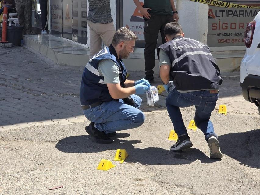 Adliyeden çıkarılan zanlılara silahlı saldırı: 2 yaralı