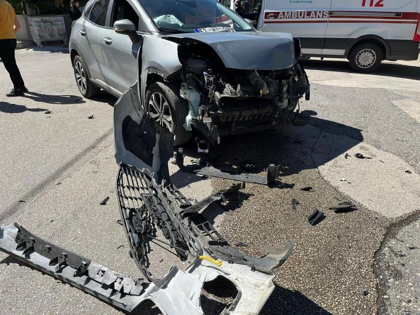 Üç aracın karıştığı kazada 5 kişi yaralandı