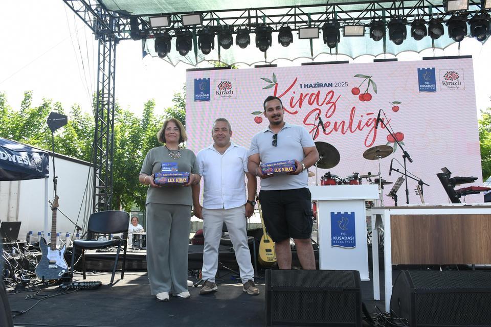 KUŞADASI'NDA KİRAZ ŞENLİĞİ COŞKUSU