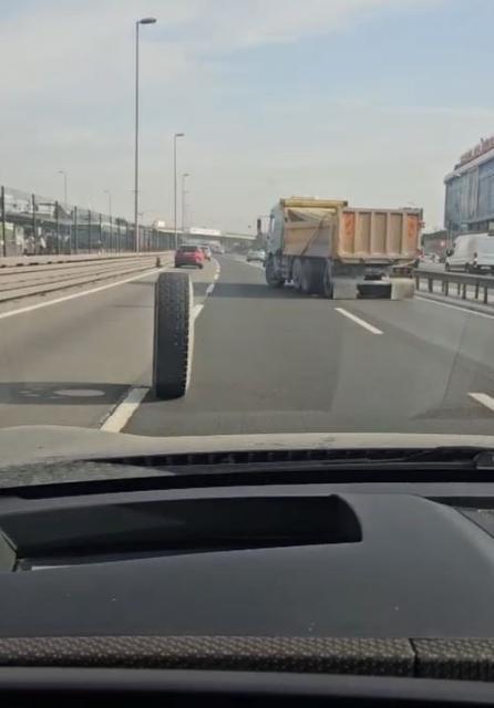 Seyir halindeki kamyonun iki tekerleği yerinden çıktı