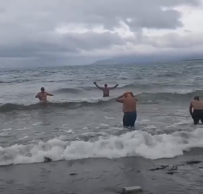 Soğuğa ve dalgalara inat yüzdüler