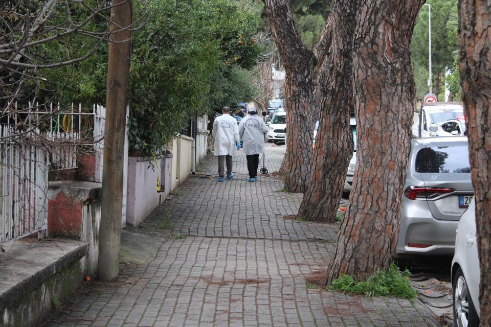 BIÇAKLANARAK ÖLDÜRÜLEN YAŞLI ÇİFTİN EVİNDE İNCELEMELER SÜRÜYOR