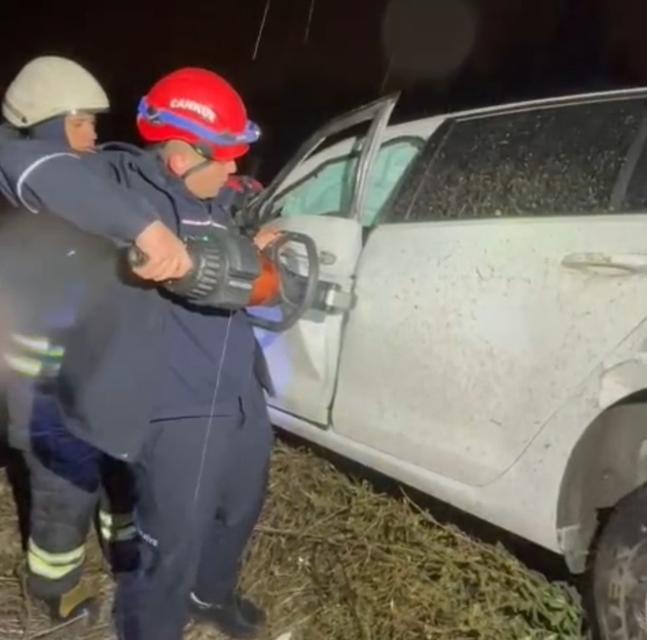 Şarampole yuvarlanan otomobildeki 2 kişi yaralandı