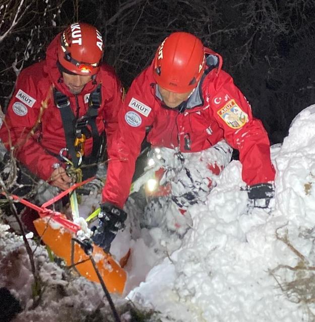 Uçuruma yuvarlanan cipte 2 kişi can verdi, detaylar şok etti