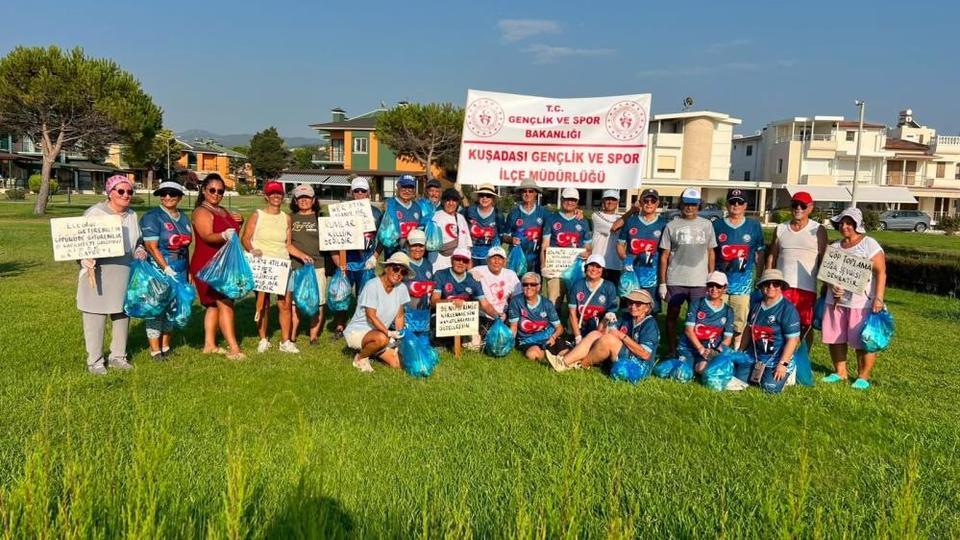 Kuşadası'nda sabah sporu sonrası çevre temizliği