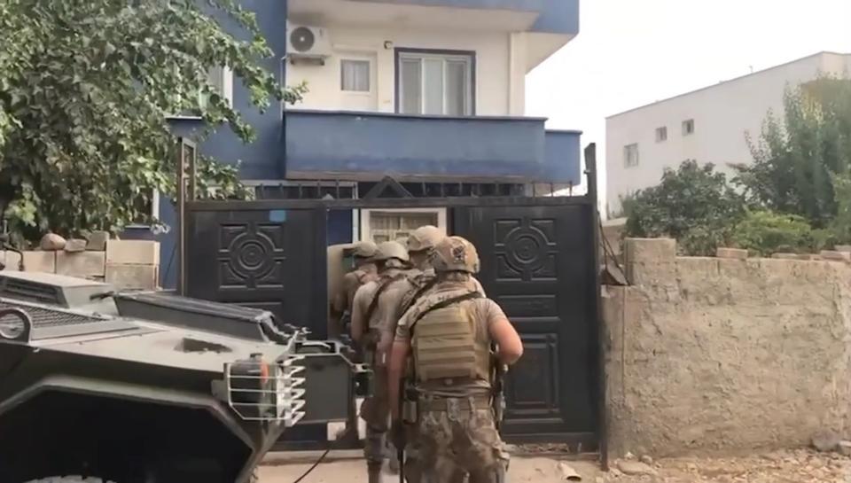 Ev ve iş yerlerinden cephanelik çıktı