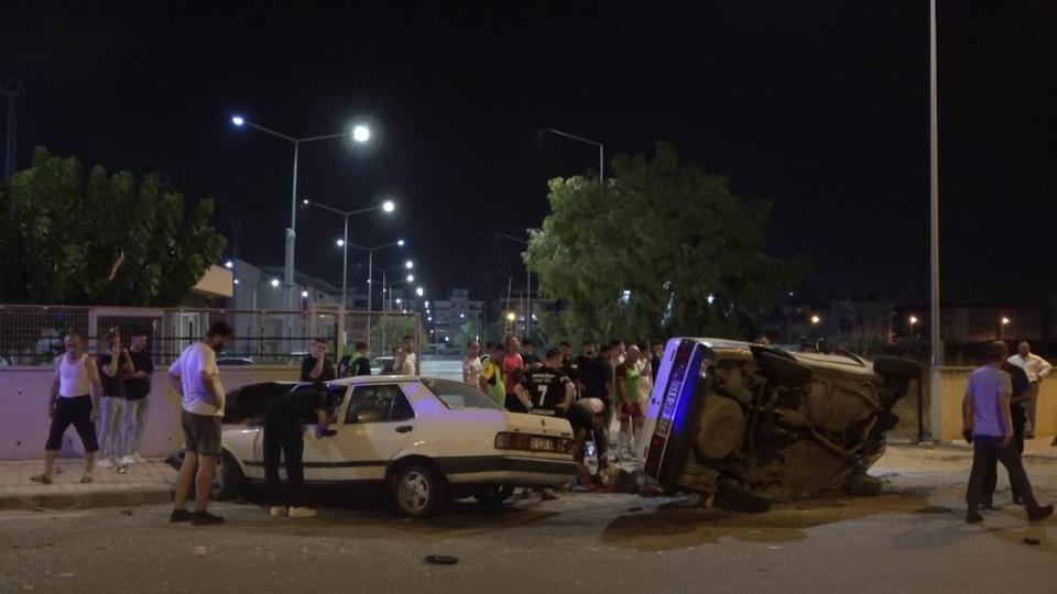 Tofaşlar kafa kafaya çarpıştı, ortalık savaş alanına döndü: 4 yaralı