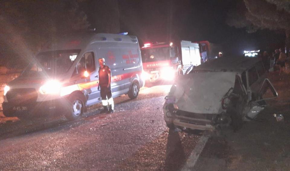 Otomobil ile traktör çarpıştı: 2'si ağır 4 yaralı