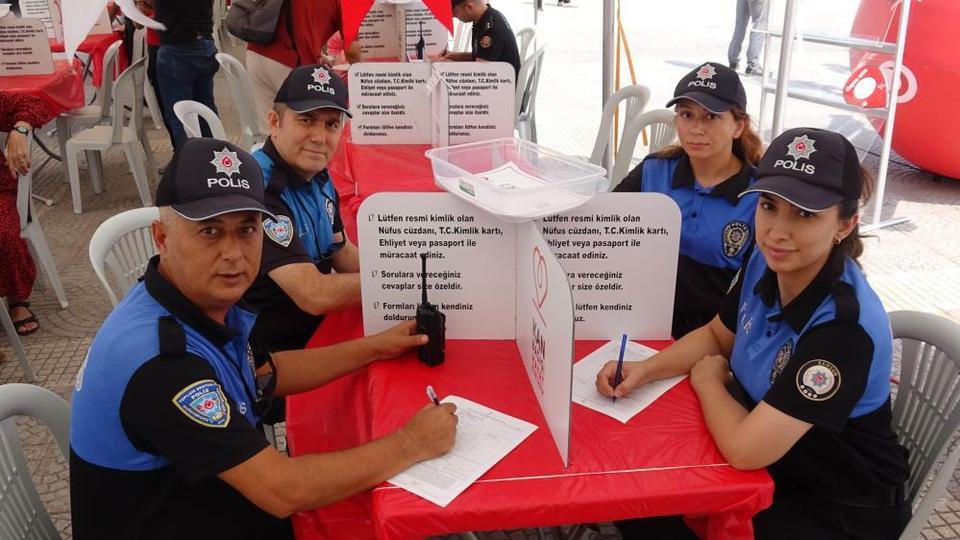 Türk polisinden kan bağışı kampanyasına destek