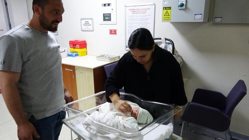 MİLYONDA BİR GÖRÜLEN DOĞUM OLAYI TRABZON'DA GERÇEKLEŞTİ GEBELİKTE DÜNYADA ÜÇÜNCÜ TÜP BEBEK VAKASI TRABZON'DA YAŞANDI, İKİ RAHMİNDEN İKİ BEBEK DÜNYAYA GELDİ İKİ RAHMİNDE BİRDEN GEBELİK YAŞAYAN ATAGÜN ÇİFTİ 6 YILLIK MÜCADELENİN ARDINDAN İKİZLERİNE TRABZON'DA KAVUŞTU