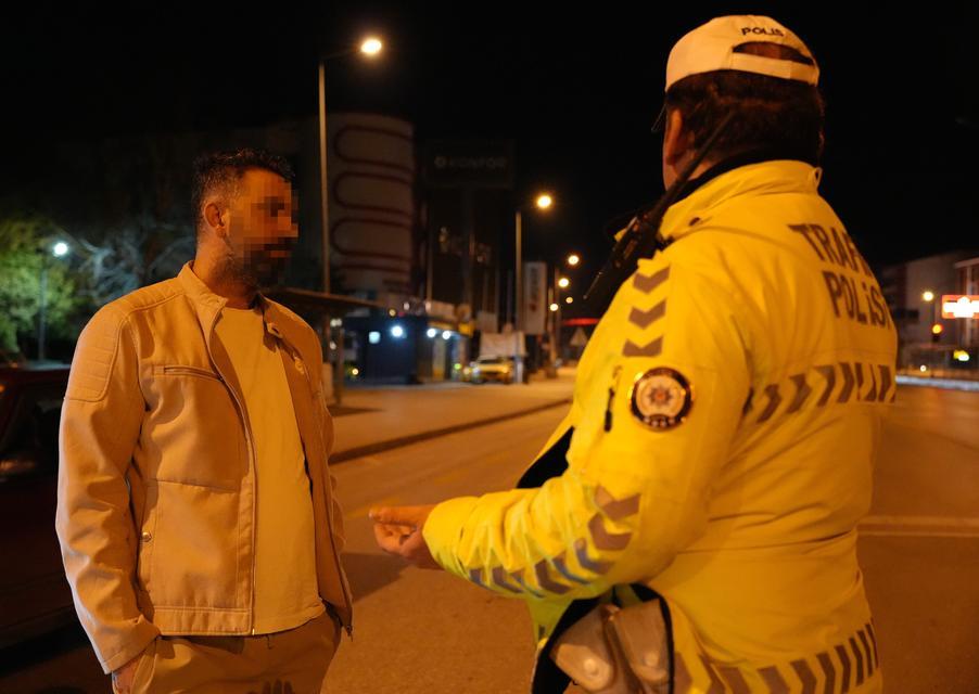 O sürücü, polisten 'babalık' yapmasını istedi