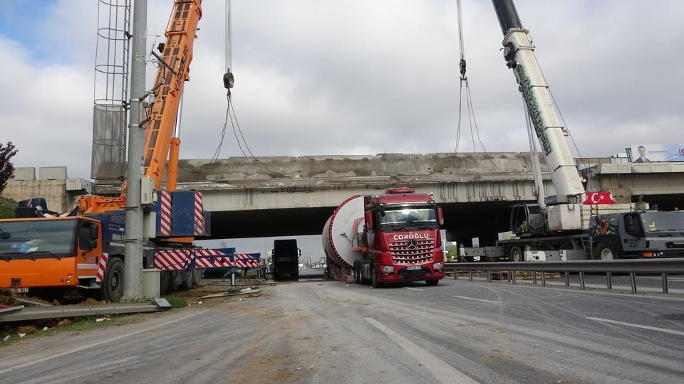 3 gündür köprü altında sıkışan tırı kurtarma operasyonu
