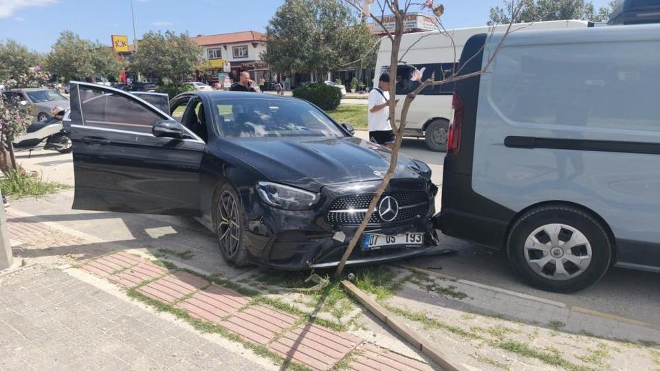 Minibüs park halindeki araca çarptı: 4 yaralı