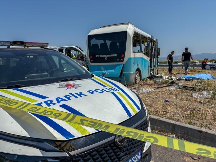 Facia kamerada! Otobüse çarpan araç dehşet saçtı: 1 ölü, 11 yaralı