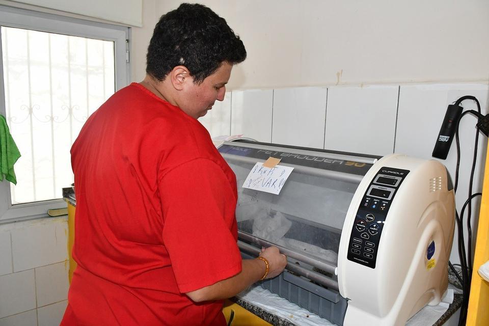 KUŞADASI BELEDİYESİ ANNESİZ KALAN YAVRU KİRPİLERE SAHİP ÇIKTI