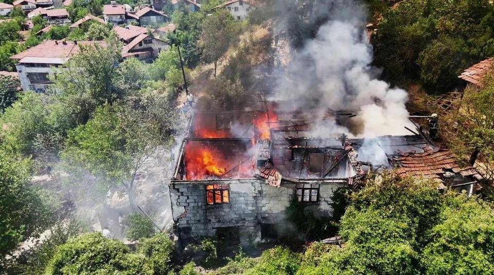 Otluk alanda çıkan yangın iki katlı evi kül etti