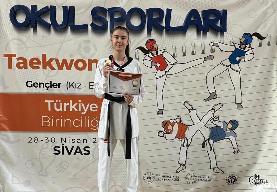 Aydın Lisesi öğrencisi Özfidan'dan çifte şampiyonluk