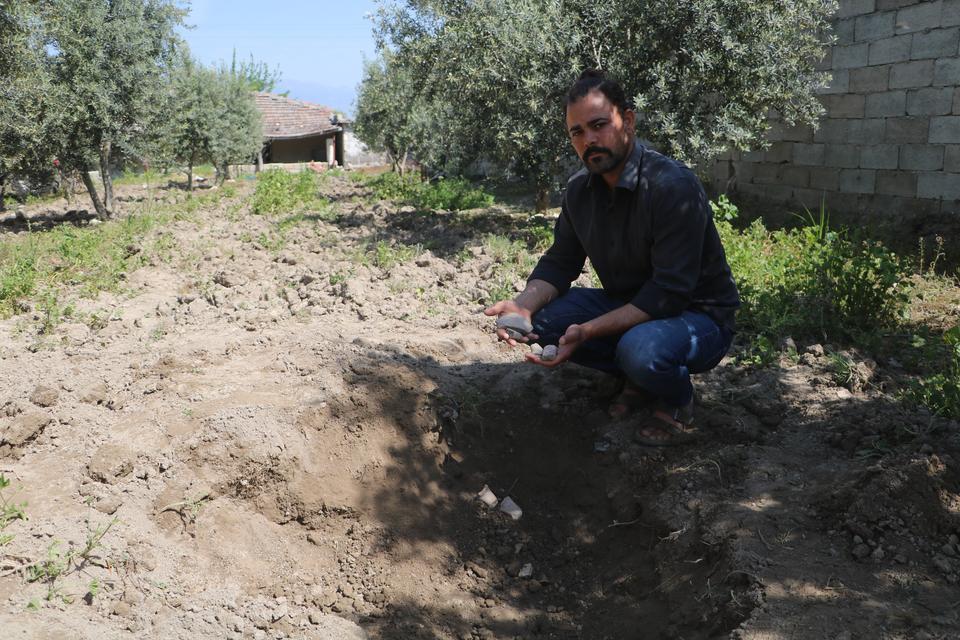 BAHÇESİNİ ÇAPALAYAN ÇİFTÇİNİN PULLUĞUNA TAKILAN KÜPTEN BİZANS DÖNEMİ SİKKELERİ ÇIKTI ÇİFTÇİ İSMET KAYA: "BİZ ZEYTİN HASADININ İYİ OLMASINI BEKLERKEN TOPRAKTAN ALTIN SİKKE HASAT ETTİK" KAYA: "BÜTÜN AKRABALARIMIZ BİZLERİ ARADI, BÜTÜN AKŞAM TELEFONLARIMIZ SUSMADI"