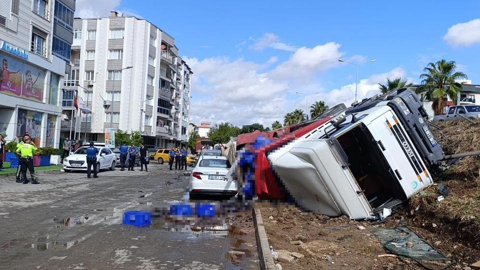 Kontrolden çıkan tır yan yola uçtu: 2 araç ezildi