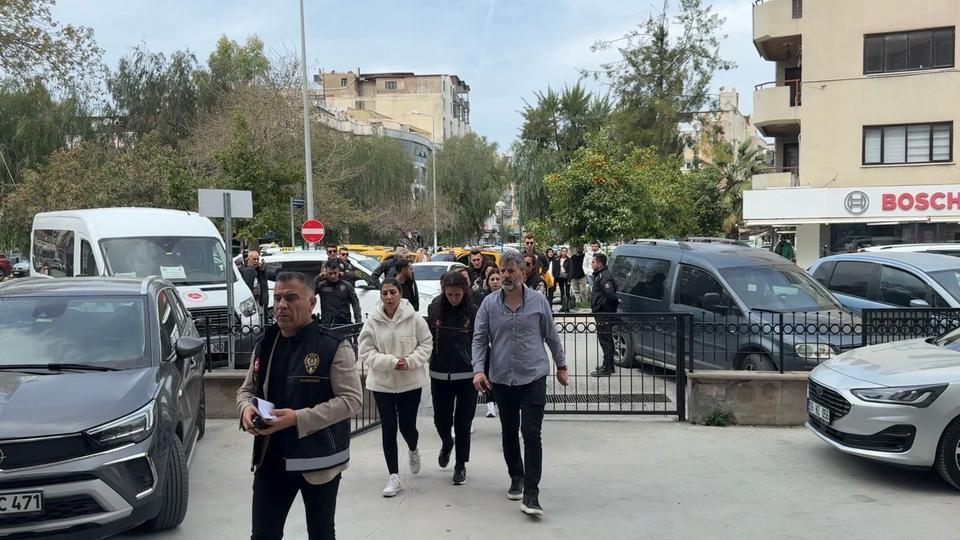 TAPU MÜDÜRÜNE AKILALMAZ TUZAK ETER KOKLATIP BAYILTTILAR, UYGUNSUZ GÖRÜNTÜLERİNİ ÇEKTİLER KUŞADASI TAPU MÜDÜRÜNÜ BAYILTIP SİLAH ZORUYLA İŞ YAPTIRMAYA ÇALIŞAN 3 ŞÜPHELİ TUTUKLANDI