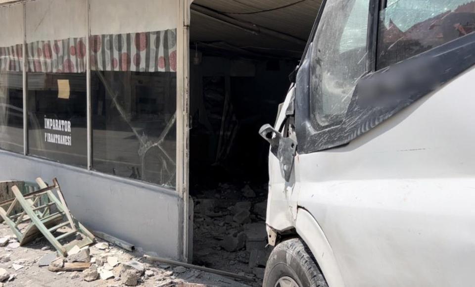 Pikapla çarpışan minibüs kıraathaneye daldı: 1 ölü, 3 yaralı