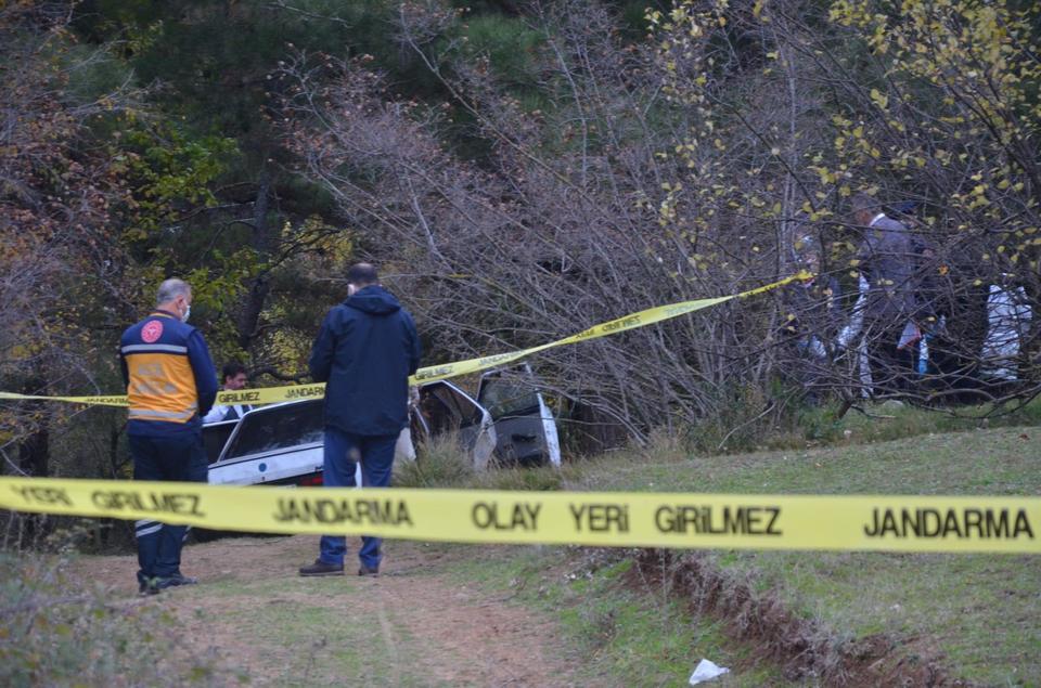 Boşandığı eşini otomobilde vurup canına kıydı