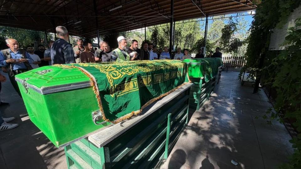 Kahreden kaza! 3 kardeş yan yana toprağa verildi
