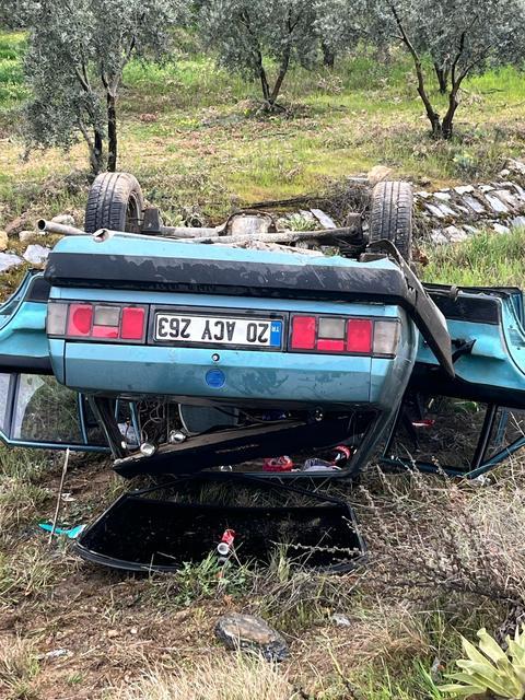 DİREKSİYON HAKİMİYETİNİ KAYBEDEN OTOMOBİL KARŞI ŞERİTTEN GELEN OTOMOBİLE ÇARPMASI SONUCU ŞARAMPOLE YUVARLANDI, 2 YARALI