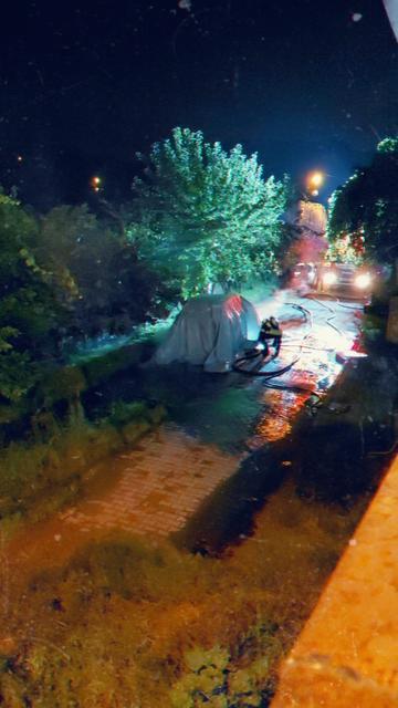 Park halindeki elektrikli otomobil yandı