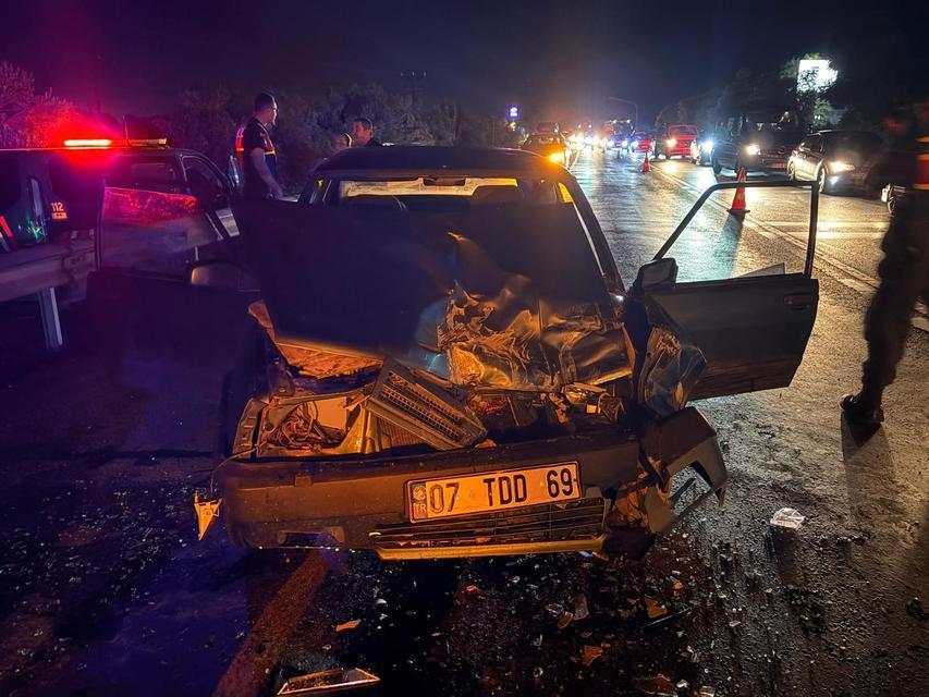 Işıkta bekleyen otobüse çarpan otomobilin sürücüsü yaralandı