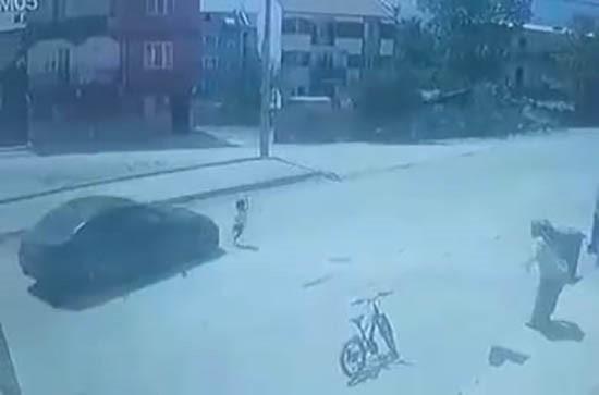 Koşarak caddeye çıkan 4 yaşındaki çocuğa otomobil çarptı