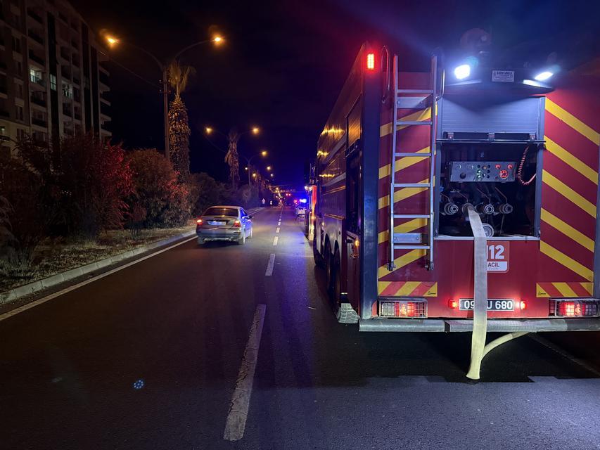 YANGINA UYKULARINDA YAKALANDILAR: 5 KİŞİ DUMANDAN ETKİLENDİ YÜZLERCE KİŞİ GECE YARISI YANAN BİNANIN ÖNNDE TOPLANIP, EVDE MAHSUR KALAN KİİLERİN KURTARILMASNI BEKLEDİ