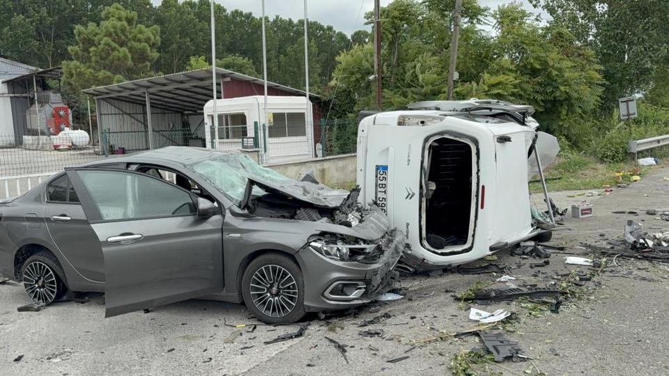 Yoldan çıkan araç havalanarak otomobilin üzerine düştü: 4 yaralı