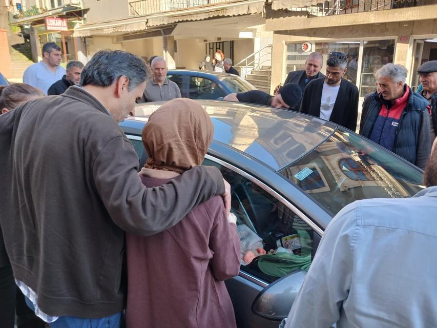 3 aylık bebek arabada kilitli kaldı