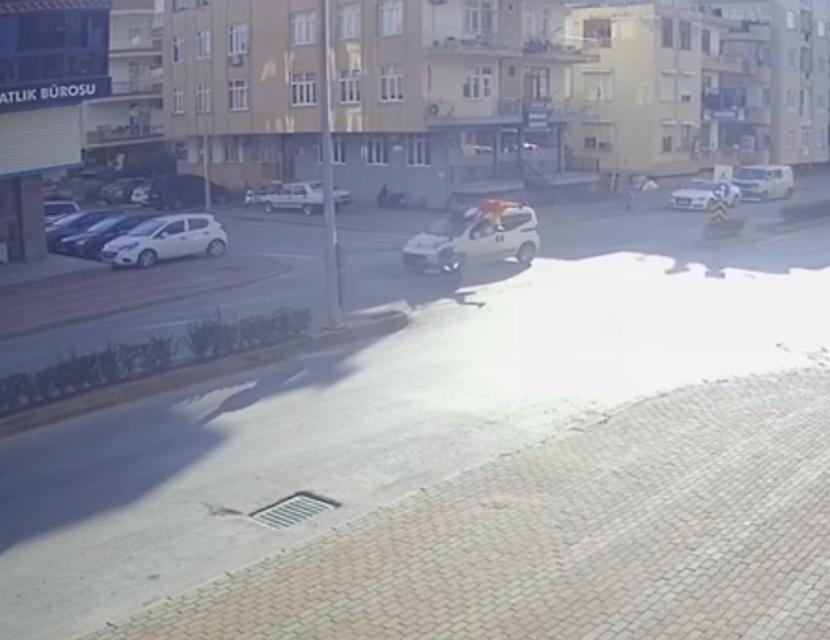 Motosiklet sürücüsü ve yolcu ölümden döndü