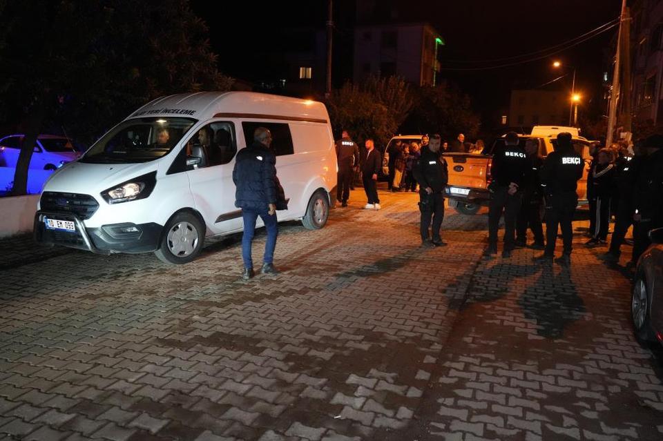 Evinde silahla öldürülmüş halde bulundu: Cinayet şüpheli bağlantılarla araştırılıyor