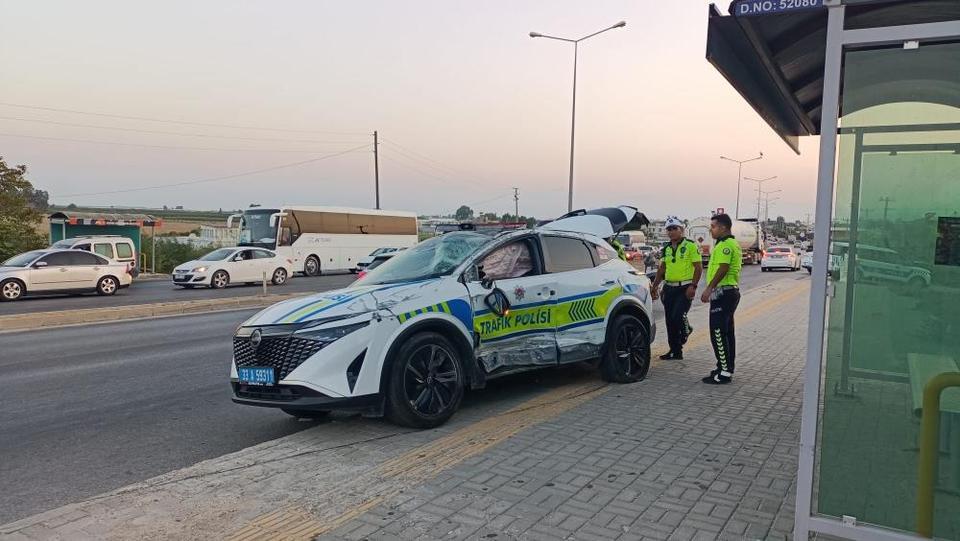 Polis aracı takla attı: Yaralılar var