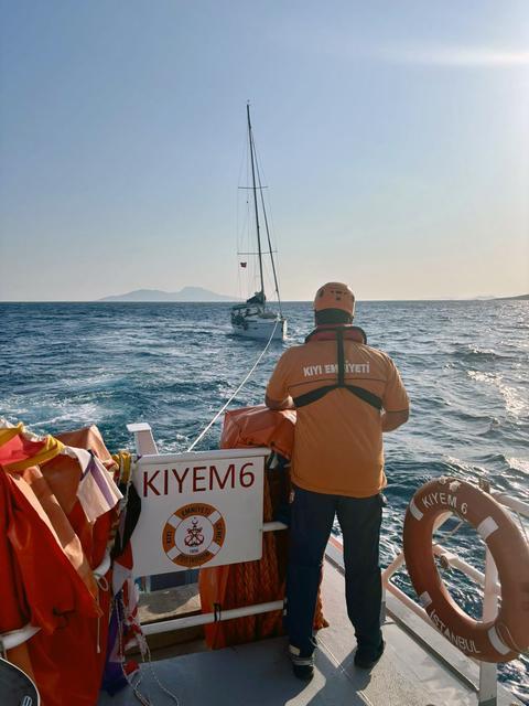 Arızalanan tekneyi KIYEM ekipleri kurtardı