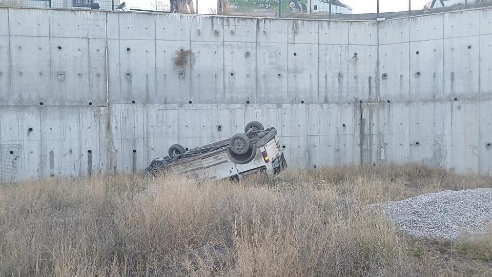 Hafif ticari araç 8 metrelik istinat duvarından sahaya uçtu