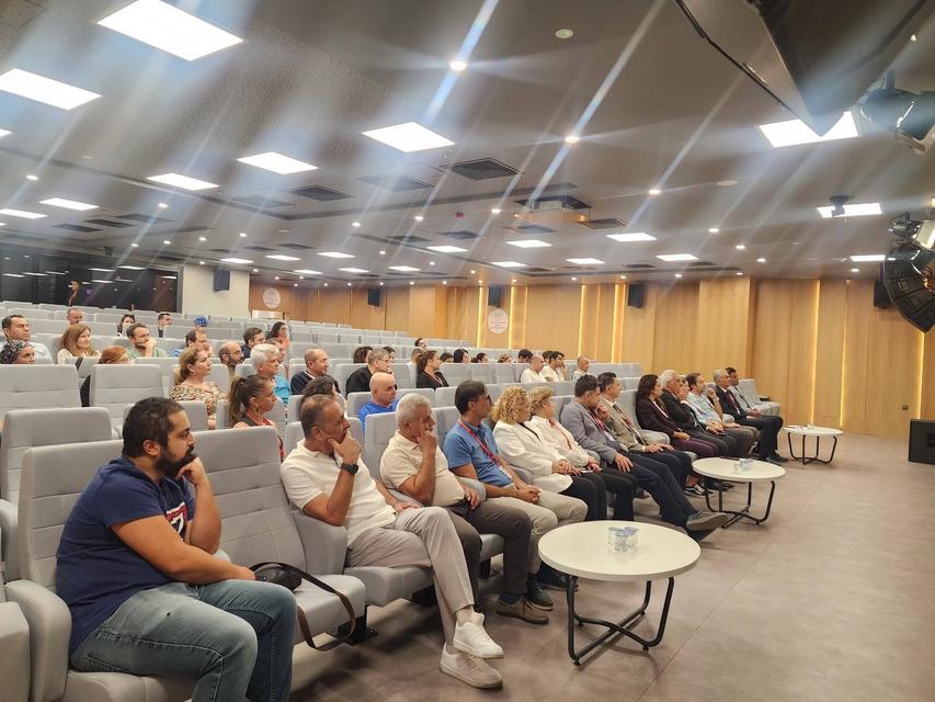 AYDIN ŞEHİR HASTANESİ'NDE BAŞHEKİM ÖZBAĞÇIVAN HEKİMLERLE BİR ARAYA GELDİ