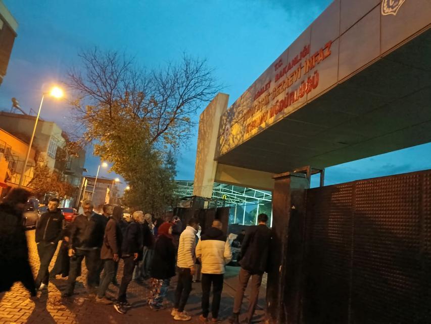 Aydın’da cezaevi önünde umutlu bekleyiş sürüyor