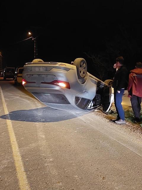 Yola dökülen kuma çarpan otomobil takla attı