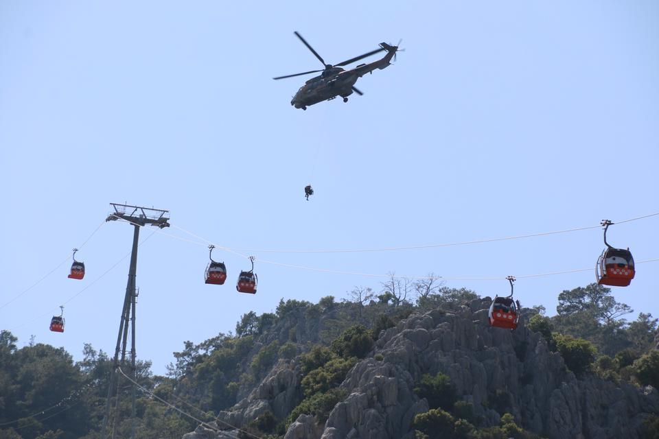 ANTALYA'DA TELEFERİK OPERASYONU 23 SAATTE TAMAMLANDI, 174 KİŞİ KURTARILDI AFAD BAŞKANI OKAY MEMİŞ: "HEYELAN OLDUĞUNA İLİŞKİN OLARAK HENÜZ BİR TESPİT BULUNMAMAKTADIR" "TELEFERİK DİREĞİNİN TEPESİNDEKİ BİR VİDA KIRIĞI NETİCESİNDE BU KAZANIN MEYDANA GELDİĞİNİ İFADE ETMEK İSTERİM"