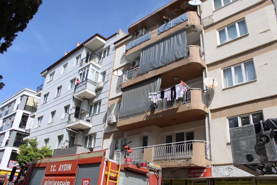 KÜÇÜK ÇOCUK ÇAKMAKLA OYNARKEN EVİ YAKTI