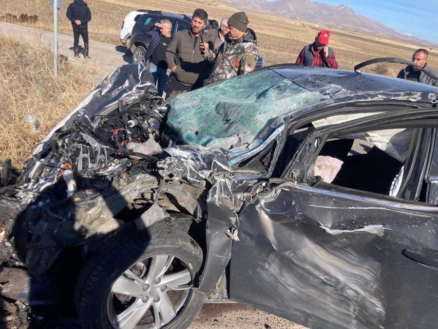 Otomobille kamyonet çarpıştı: 2 yaralı