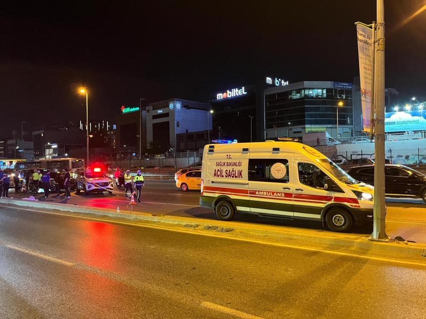 Kontrolden çıkan motosiklet direğe çarptı: : 2 ölü