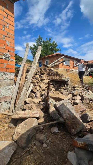 4.9 büyüklüğünde depremde 2 metruk evde çökmeler meydana geldi
