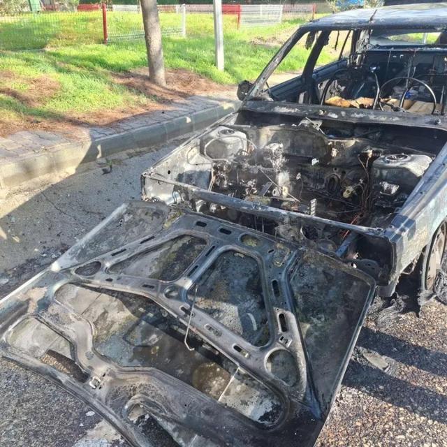 Seyir halindeki otomobil yanarak kullanılamaz hale geldi